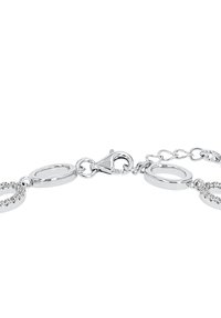 Silver armband med cirkulära länkar, vissa med inlagda ädelstenar. Inkluderar en kräftklämma och justerbar kedja för längd.