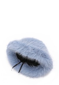 Cappello in pelliccia sintetica di colore azzurro chiaro con una consistenza morbida e pelosa e una fodera interna nera. Caratterizzato da un nastro di legatura per una vestibilità sicura. Forma circolare.