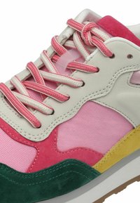 Multikleur sneaker met roze, groene en gele panelen. Gemaakt van leer en mesh, met platte roze veters en textuurelementen.