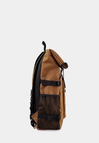 Brązowy plecak o teksturowanym wykończeniu, z siateczkowymi kieszeniami bocznymi, czarnymi paskami i konstrukcją z zakładanym wierzchem. Regulowane klamry i pętelka do zawieszenia.
