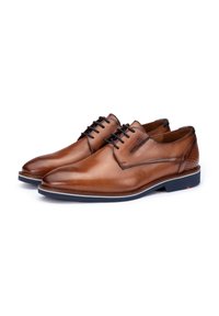 Scarpe in pelle marrone con un design elegante, punte appuntite, suole in gomma blu e lacci neri. Dettagli testurizzati sul tallone.