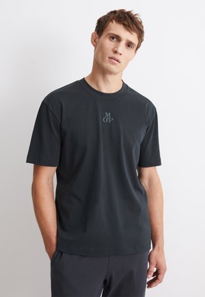 Zwart T-shirt met korte mouwen van zachte katoen met een ronde halslijn, voorzien van een klein blauw logo (MOP) gecentreerd op de borst.