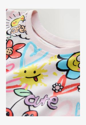 Kortebloemige, lichtroze katoenen shirt met een kleurrijk, speels patroon van bloemen, lachende zonnen, kersen en handgeschreven teksten.