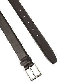 Hnedý kožený opasok s hladkou textúrou, striebornou kovovou prackou a piatimi nastaviteľnými dierkami, zužujúci sa na jednom konci.