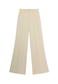 Beige wijde broek met een gladde textuur, voorzien van zijzakken en een tailleband. Eenvoudig ontwerp zonder zichtbare patronen of accenten.