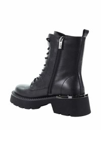 Czarne botki sięgające do kostek, wykonane ze skóry, z grubą, teksturowaną podeszwą. Posiadają sznurowadła, zamek błyskawiczny po boku i metalowy akcent na pięcie.