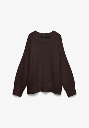 Mørkebrun oversized strikket sweater med lange ærmer, ribbet rund hals, manchetter og kant, lagt fladt på en hvid baggrund.
