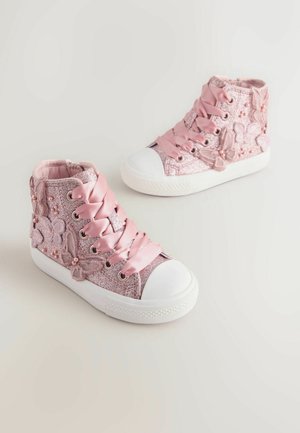 Różowe, brokatowe sneakersy za kostkę z satynowymi sznurowadłami, białą gumową osłoną na palce i haftem motyla po bokach.