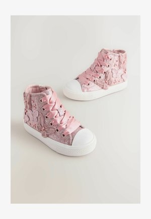 Roza bleščeča visoka športna obuvala z svilnatimi vezalkami, belim gumijastim prstom in vezenjem metulja na straneh.