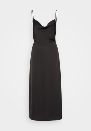 Zwart satijnen jurk met een aansluitende bodice, brede halslijn en dunne spaghettibandjes. De rok valt tot op de enkel en heeft een gladde textuur.
