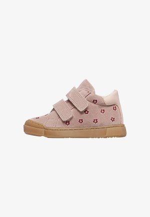 Sneaker in suede rosa con due strap in Velcro, ricamo floreale in rosso e suola in gomma. Punta arrotondata e cavigliera imbottita per il massimo comfort.