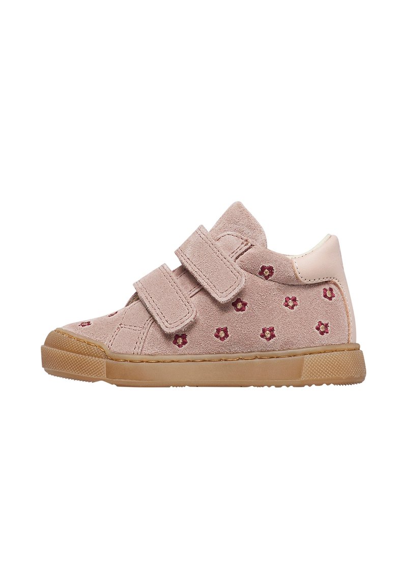 Baskets en suède rose avec deux bandes Velcro, broderie florale rouge et semelle en caoutchouc gomme. Bout rond et cheville rembourrée pour le confort.