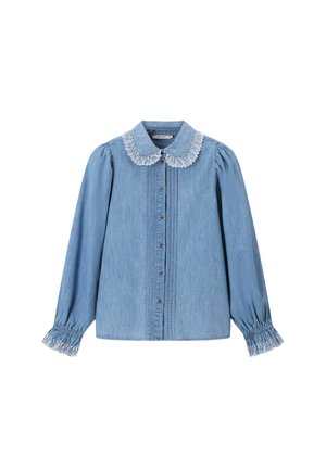 Lichtblauwe denim blouse met lange mouwen, witte kanten kraag en manchetten, knoopsluiting aan de voorkant en subtiele verticale plooien.