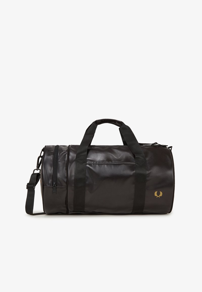 Bolsa de lona cilíndrica negra con doble asa, correa de hombro ajustable, bolsillo lateral con cremallera y pequeño logo dorado de laurel.