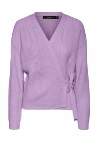 Sweter w odcieniu lawendy, zapinany na kark, wykonany z teksturowanej dzianiny. Z dekoltem w kształcie litery V, z długimi rękawami i bocznym wiązaniem. Miękki materiał o luźnym kroju.