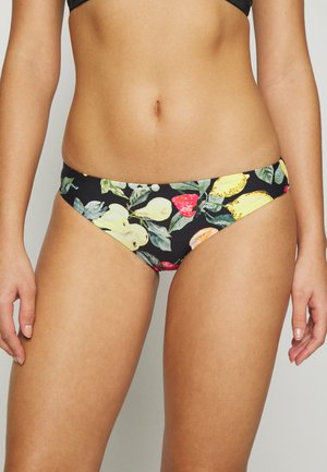 Parte de baixo de biquíni preta com um padrão de frutas, incluindo peras, limões e morangos, realçada por folhas verdes. Tecido suave, design de cintura baixa.