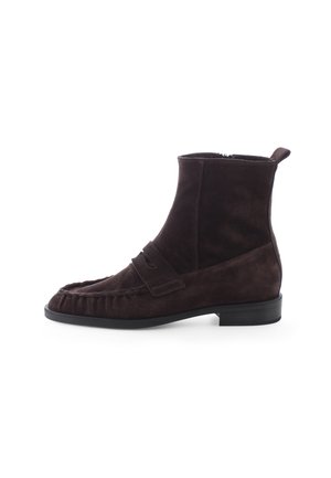 Dunkelbrauner Veloursleder-Stiefelette mit niedrigem Absatz, abgerundeter Spitze, Mokassin-Naht und einem Riemen über dem Spann.