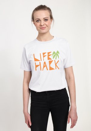 Witte katoenen T-shirt met gedurfde, oranje tekst "LIFE HACK" en een groene palmboomafbeelding. Korte mouwen en ronde hals.