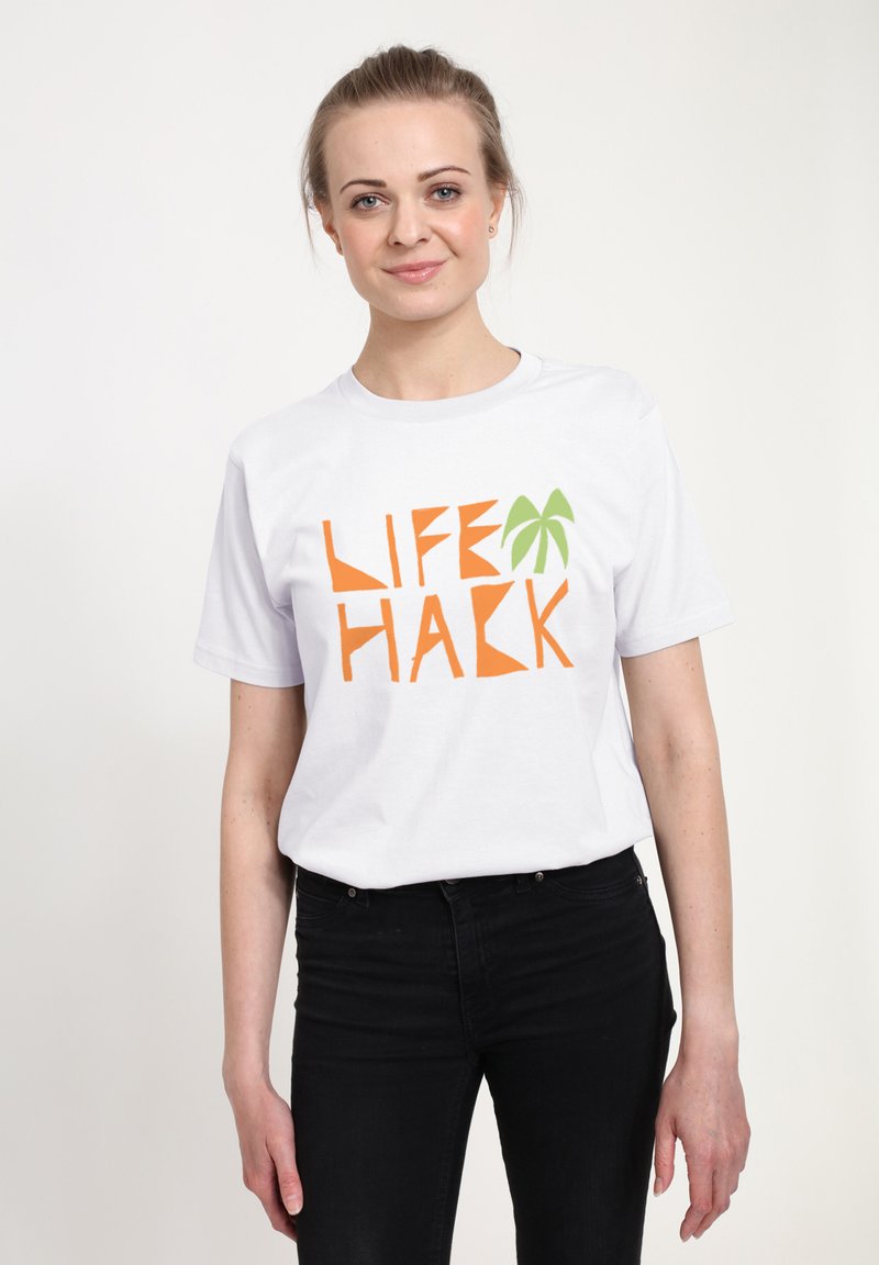 Hvid bomulds T-shirt med fed, orange tekst "LIFE HACK" og et grønt palmetræsgrafik. Korte ærmer og rund halsudskæring.