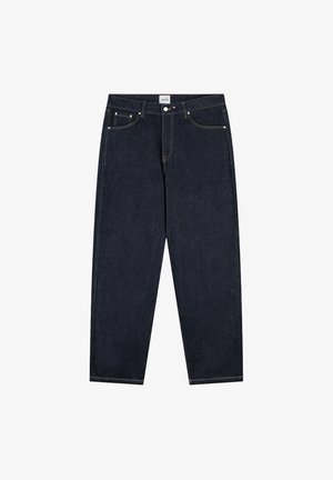 Jeans in denim blu scuro a gamba dritta con cinque tasche, chiusura con bottoni e zip, e cuciture a contrasto ben visibili.