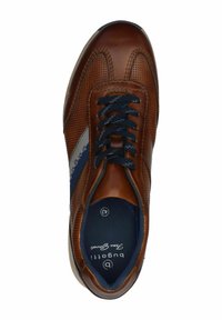 Sneaker in pelle marrone con pannelli laterali strutturati, lacci blu e dettagli del logo discreti. Punta arrotondata e suola imbottita per il massimo comfort.