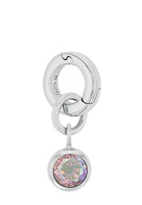 Breloque en métal argenté avec deux anneaux entrelacés et un pendentif en cristal irisé multifacette de grande taille, présentant une finition lisse et polie.