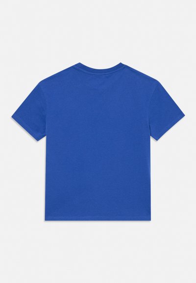 Lihtne kuninglik sinine lühikeste varrukatega puuvillane T-särk ümmarguse kaelusega, näidatud tagantpoolt helehallil taustal.