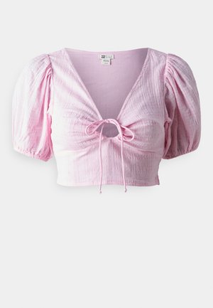 Korte, roze, cropped blouse met een V-hals, geplooide mouwen en een centrale trekkoord detail. Textuurstof met een subtiele glans.