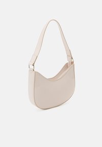 Borsa a spalla in pelle beige con una silhouette arrotondata, texture liscia e una singola tracolla regolabile. Presenta una sottile dettaglio di cucitura.