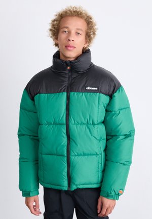 Chaqueta acolchada verde con parte superior negra, con un alto cuello, cierre de cremallera y pequeño logo en el pecho. Textura suave y acolchada con puños elásticos.