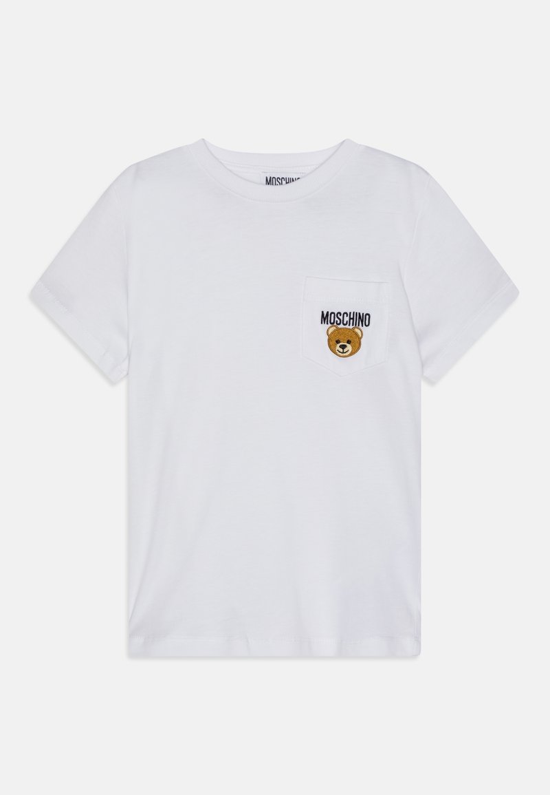 T-shirt blanc à manches courtes avec une poche poitrine portant le logo Moschino et un visage d’ours en peluche marron brodé au-dessus de la poche.