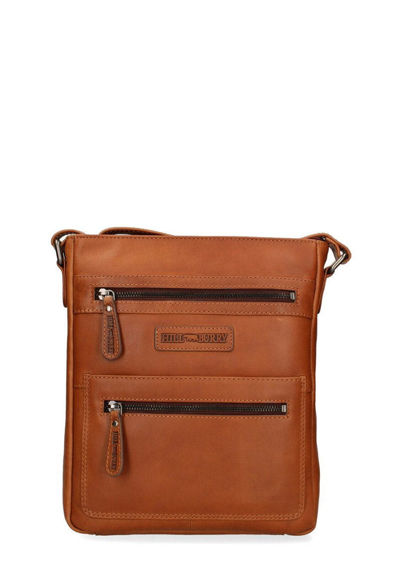 Borsa a tracolla in pelle marrone con due tasche frontali con zip, patch con logo, forma quadrata e tracolla regolabile. Texture liscia e design minimalista.