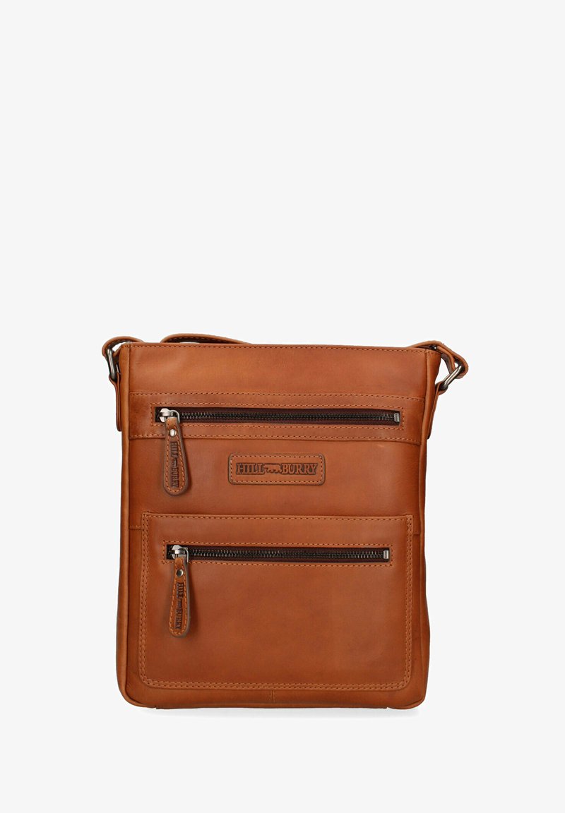 Borsa a tracolla in pelle marrone con due tasche frontali con zip, patch con logo, forma quadrata e tracolla regolabile. Texture liscia e design minimalista.