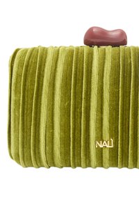 Grüne Samt-Clutch mit gerippter Textur, versehen mit einem kastanienbraunen, bohnenförmigen Verschluss und einem goldenen Logo auf der Vorderseite.