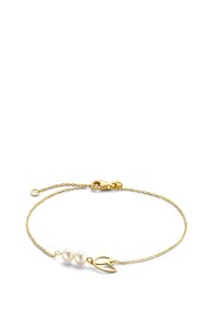 Goldene Kettenarmband mit zwei weißen Perlen und einem blattförmigen Akzent in der Nähe des Verschlusses. Glatte Textur mit glänzendem Finish.