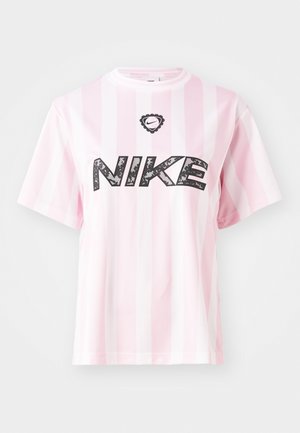 T-shirt a maniche corte a righe rosa e bianche. Presenta il logo nero "NIKE" con un design floreale. Realizzato in tessuto morbido e leggero.