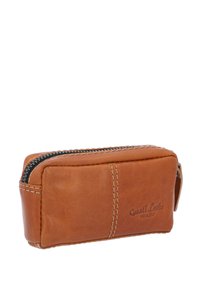 Hnědá kožená taštička s hladkým povrchem, obdélníkovým tvarem a zipovým uzávěrem. Disponuje prošívanými detaily a embosovaným logem.