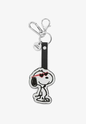 Portachiavi con un design ricamato di Snoopy che indossa occhiali da sole a forma di cuore, legato a una tracolla in pelle nera con hardware in argento.