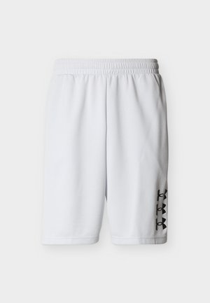 Baltas sporta šorti ar elastīgu jostu un trim melniem Under Armour logotipiem, kas izvietoti vertikālā virknē apakšējā labajā kājā.