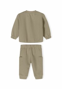 Khaki kétdarabos ruházat, amely hosszú ujjú felsőből áll bordázott nyakkivágással és mandzsettás ujjakkal, valamint hozzáillő, mandzsettás nadrággal oldal zsebekkel.
