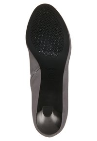 Pompe en cuir suédé gris avec un bout arrondi et une semelle en caoutchouc noir dotée d'un design perforé pour la ventilation et le confort. Marque Geox visible.