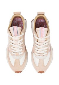 Tenisice u bež i bijeloj boji, izrađene od antilopa i sintetičkih materijala, s teksturiranim akcentima i ravnim vezicama sa označenom jezičastom etiketom.