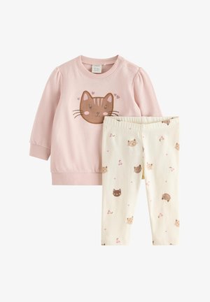 Lyserød langærmet skjorte til småbørn med stort katteansigt og cremefarvede leggings med små katte, hjerter og kirsebær som print.