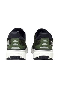 Vista posteriore di scarpe sportive verdi con accenti neri, dotate di un design in rete, intersuola bianca e suola nera texturizzata.