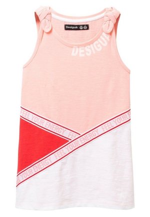 Robe rose sans manches avec des nœuds sur les épaules, design en blocs de couleur diagonaux rouge et blanc, avec le texte devant "SENS TON ÉNERGIE."
