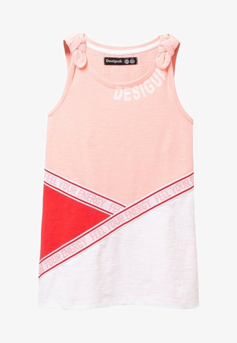 Robe rose sans manches avec des nœuds sur les épaules, design en blocs de couleur diagonaux rouge et blanc, avec le texte devant "SENS TON ÉNERGIE."