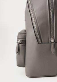 COACH CHARTER BACKPACK IN COACH GRAPHIC - Sac à dos - charcoal