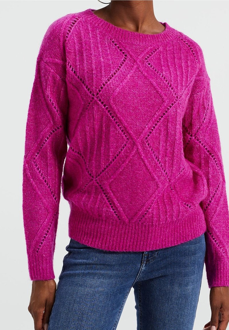 Fuchsiový pletený svetr s texturovaným diamantovým vzorem a otevřeným detailem. Kulatý výstřih a pružné manžety vytvářejí přiléhavé okraje.