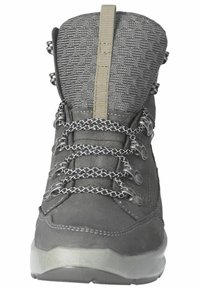 Grijze wandelboot met een gestructureerde bovenkant, versterkte vetersluitingen en een rubberen zool. Heeft een trekband aan de achterkant en een patroonstof.