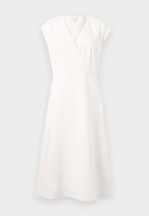 Ermeløs hvit midi kjole med V-hals og omslag foran, og A-formet skjørt, vist på en ensfarget lys grå bakgrunn.